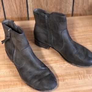 Grey ankle boots size 8 White Mountain
